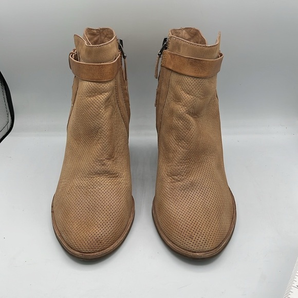 Dolce Vita Women’s 10 Side Zip Camel Perforated ankle bootie Coastal Cowgirl - Picture 4 of 12